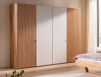 Kernbuche Kleiderschrank mit Weißglas